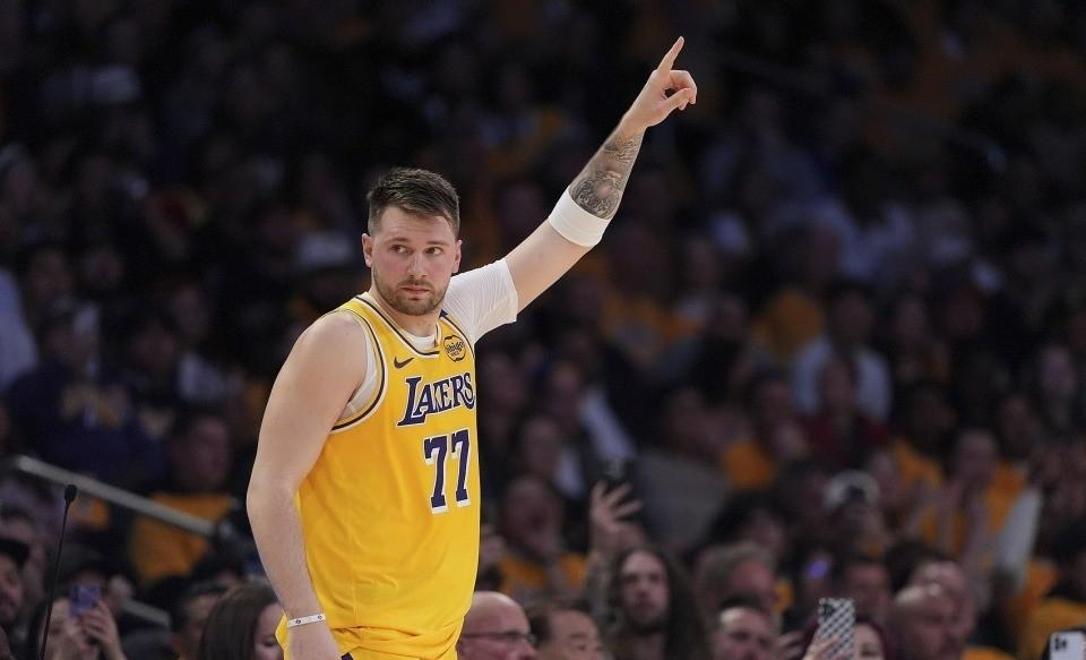 九游游戏-包含东契奇重返赛场，比赛局势复杂首场状态出色，澳大利亚队观众沸腾！再创辉煌时刻的词条