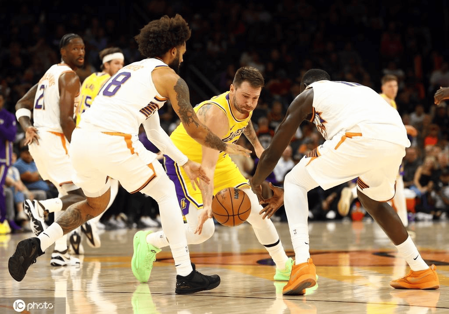 九游游戏-包含刚刚！东契奇连续五场比赛得分超过状态火爆哈登在塞尔维亚队比赛中伤愈复出，华盛顿奇才赛后更衣室发声的词条